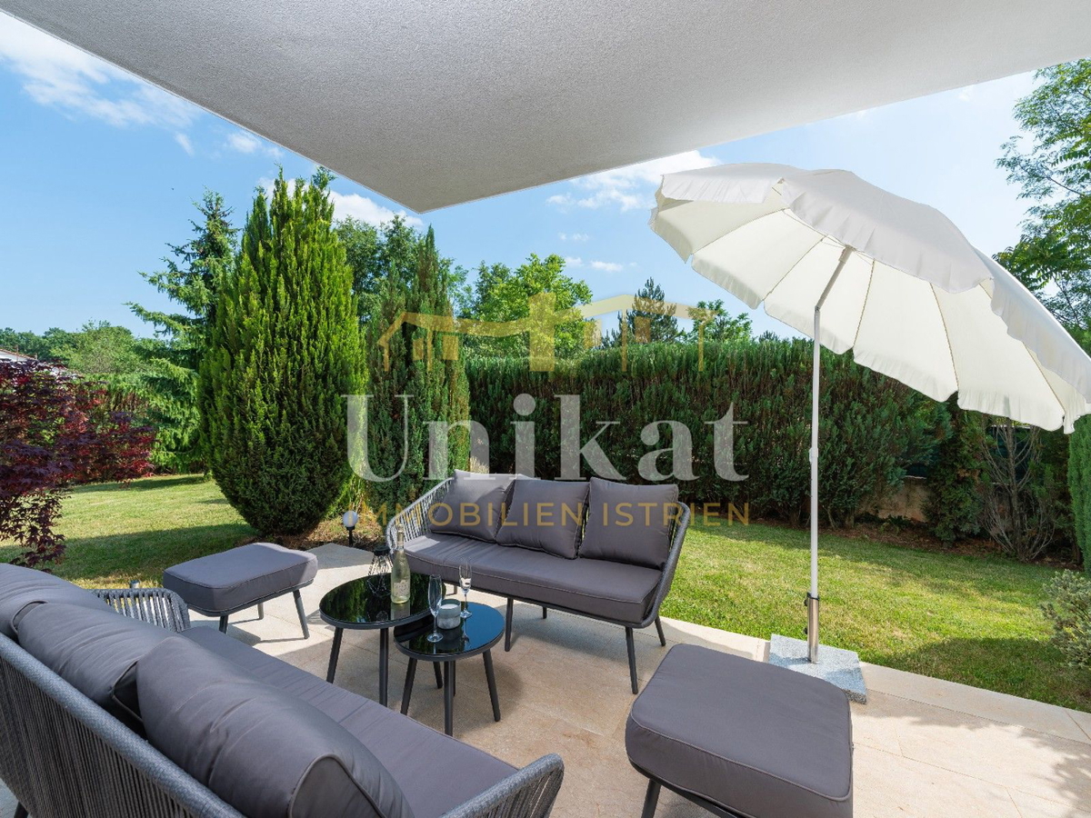 Moderna vila z notranjim in zunanjim bazenom